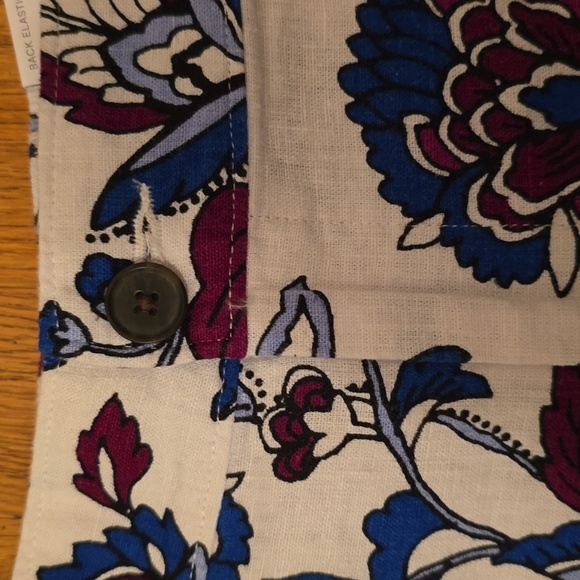 LIZ CLAIBORNE BRAND WOMEN'S PLUS SIZE WHITE AND BLUE FLORAL SHORTS SIZE 14 - Picture 13 of 14